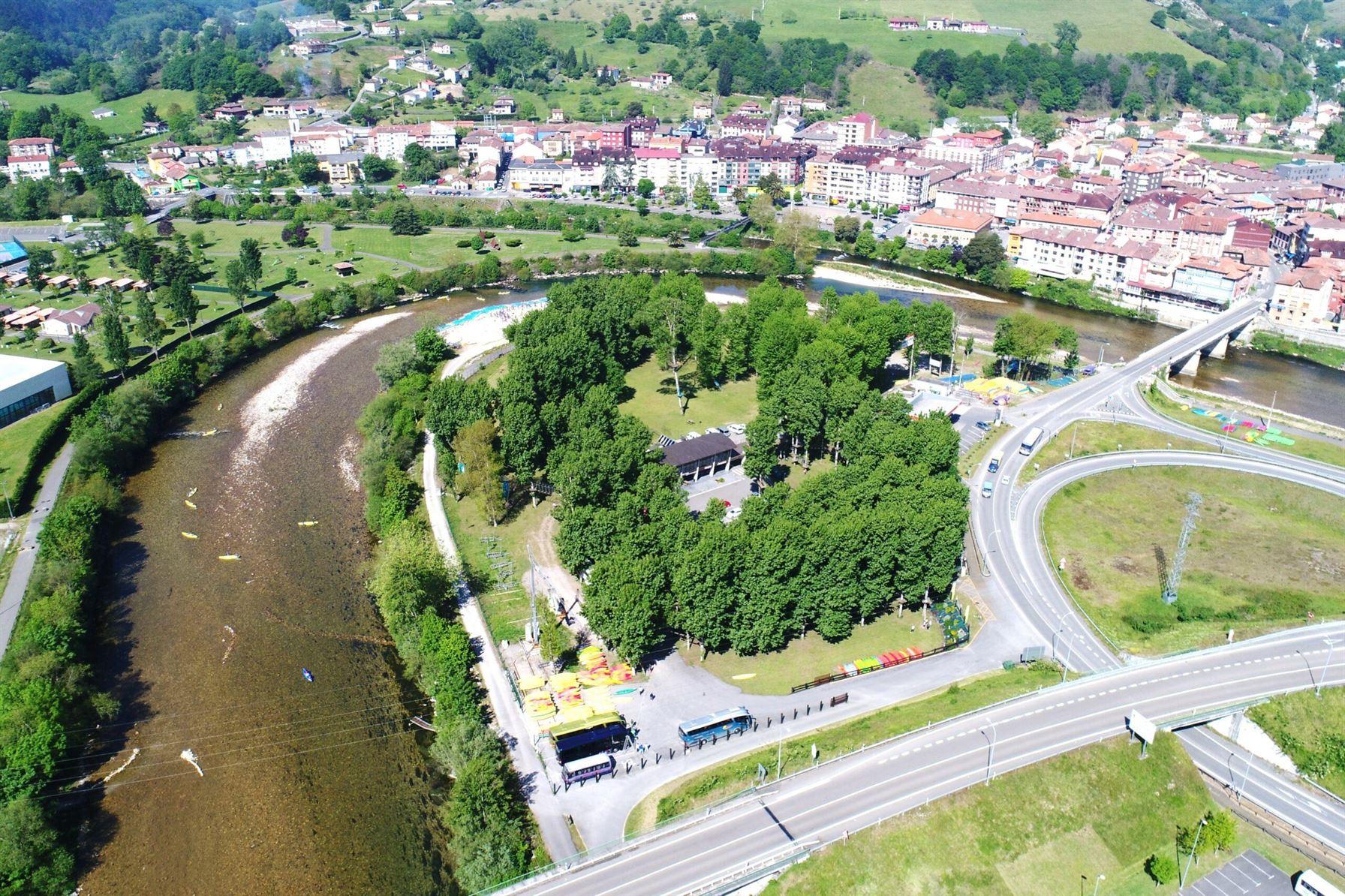 Vista aérea de Arriondas y Cangas Aventura.